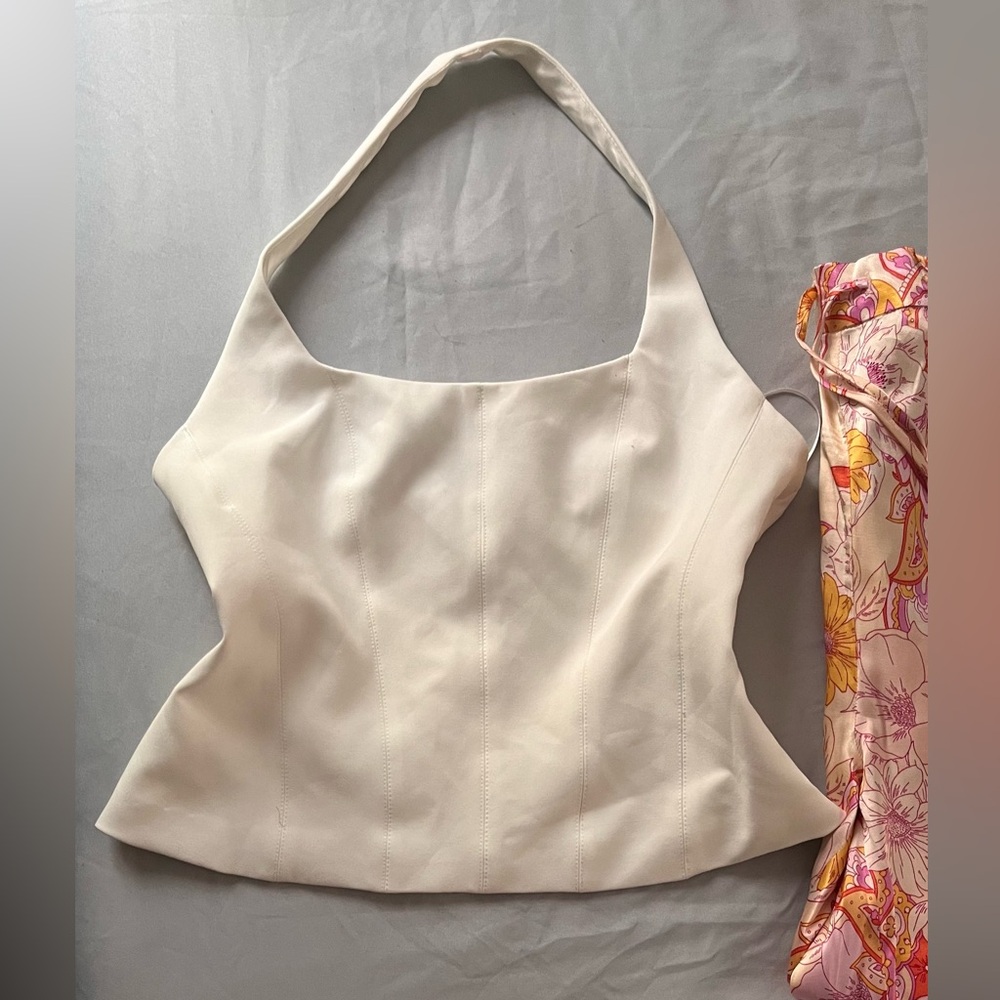 A beautiful Zara set for the summer! Satin floral pants with side pockets w/top!